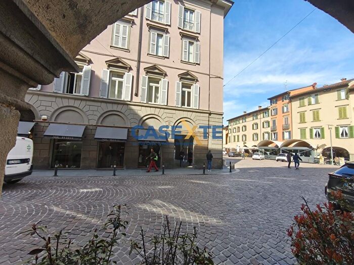 Appartamento trilocale in affitto in Piazza Pontida, Bergamo