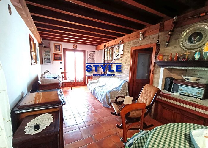 Casa con 6 locali in vendita in Campagna Lupia