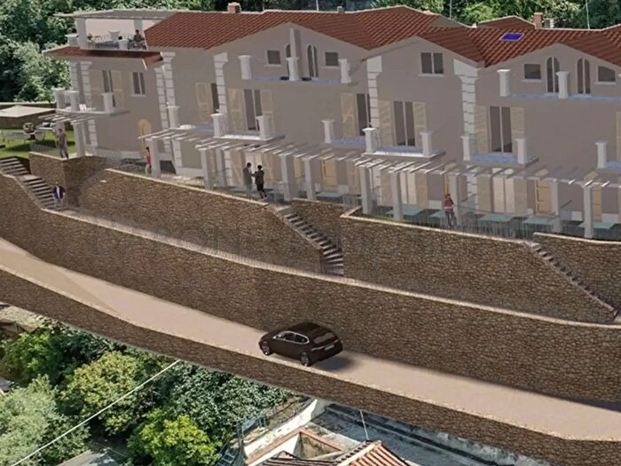 Casa con 6 locali in vendita in Via Vitali, Massa