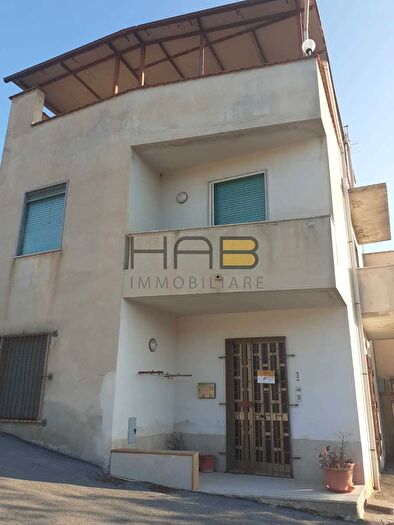 Casa con 5 locali in vendita in Valderice