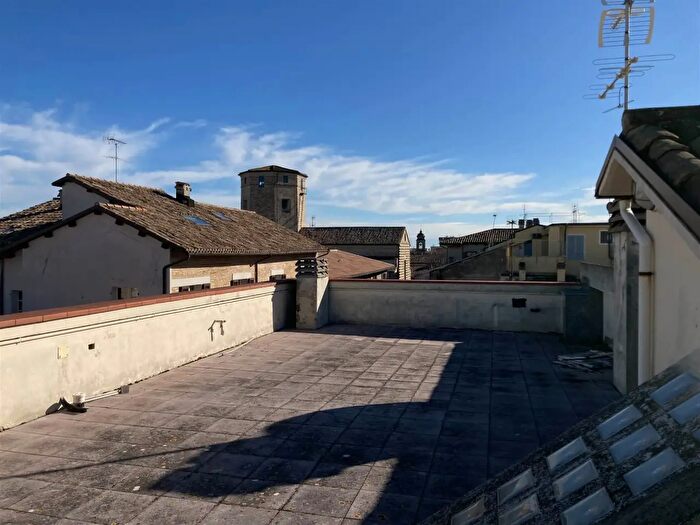 Appartamento con 10 locali in vendita in Via Nolfi, Fano