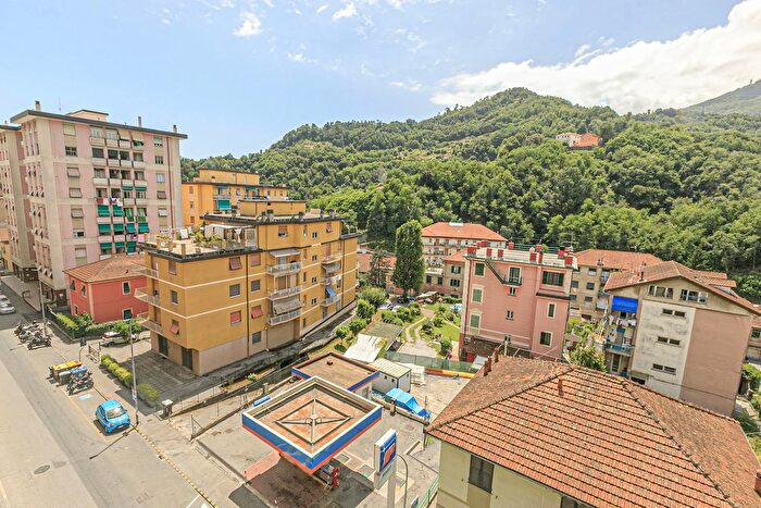 Appartamento con 6 locali in vendita in Via Alcide De Gasperi, Campomorone