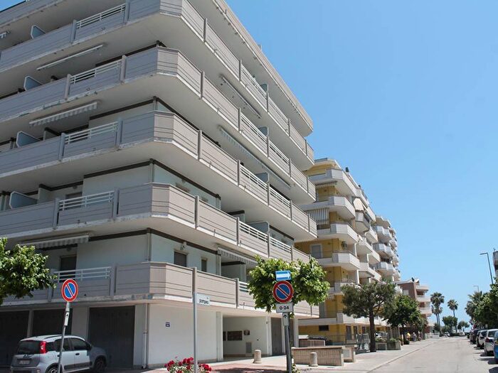 Appartamento trilocale in affitto in Via Pompeo, Lungomare Marconi, Alba Adriatica