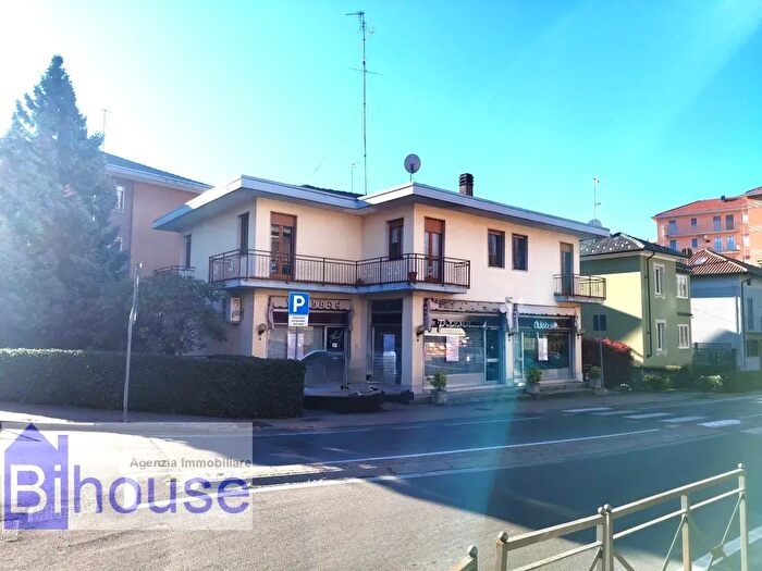 Casa con 6 locali in vendita in Cossato