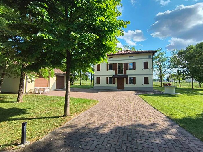 Casa con 6 locali in affitto in Via Carpi, Centro, Correggio