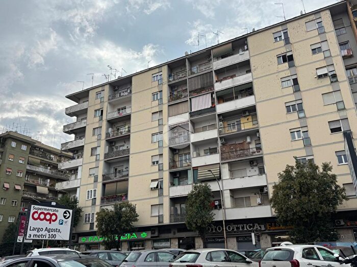 Appartamento trilocale in vendita in Via Tor De Schiavi, Roma