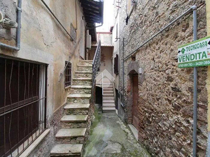 Appartamento trilocale in vendita in Via Porta Romana, Poggio Nativo