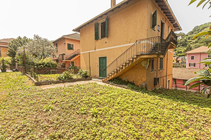 Casa con 10 locali in vendita in Campomorone