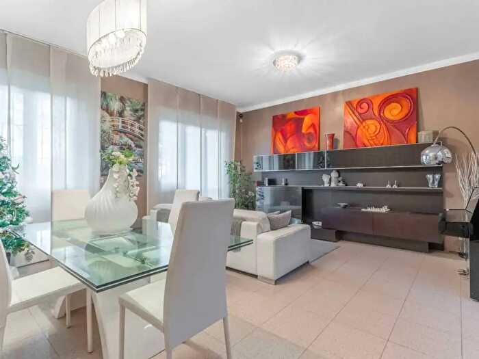 Appartamento trilocale in vendita in Via Ferrero, Milano