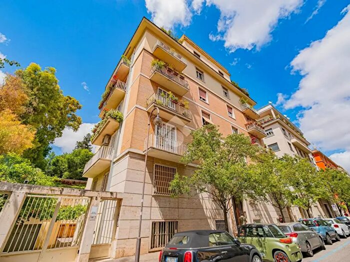 Appartamento con 5 locali in vendita in Via SantErasmo, Roma