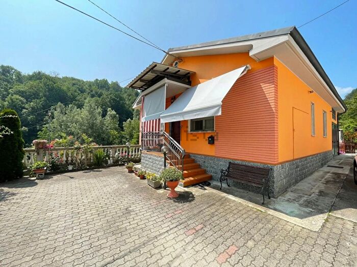 Casa con 6 locali in vendita in Canelli