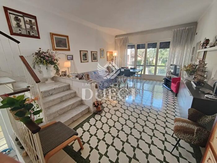 Casa con 8 locali in vendita in Viareggio