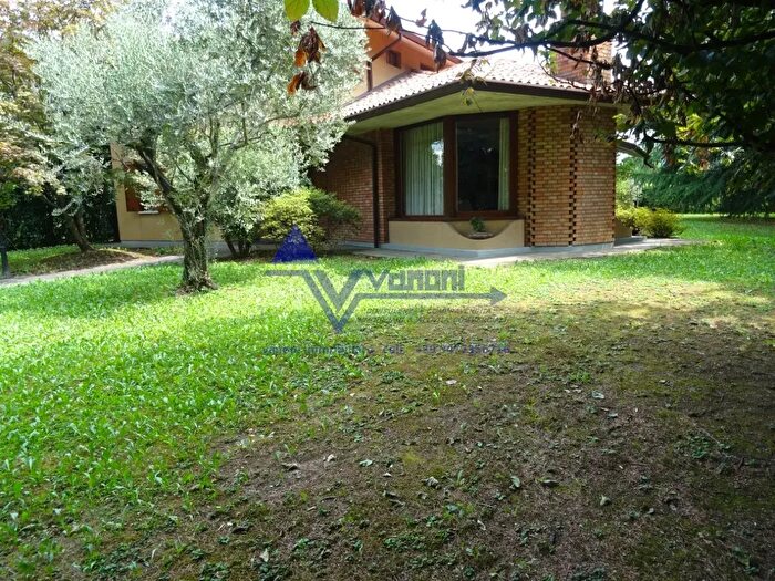 Casa con 8 locali in vendita in Pedrengo