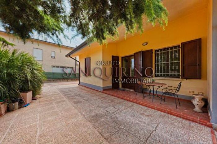 Casa quadrilocale in vendita in Via Punta, Mirandola