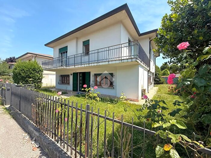 Casa con 8 locali in vendita in Galliera Veneta
