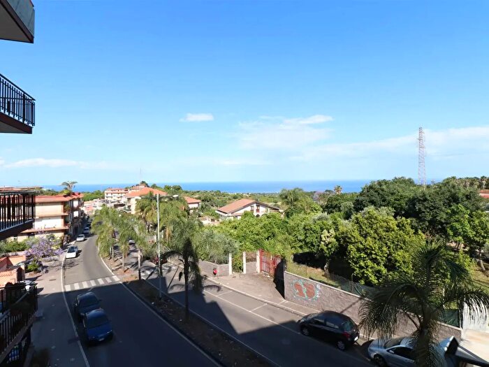 Appartamento trilocale in vendita in Via Zio Martino, Aci Catena