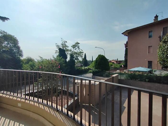 Appartamento trilocale in affitto in Via Caroto, Verona