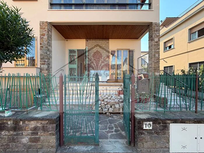 Appartamento trilocale in vendita in Via Mario Calderara, Firenze