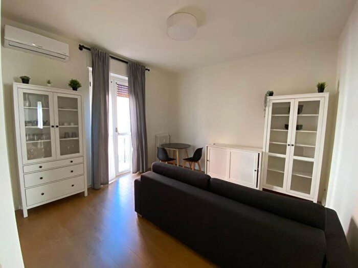 Appartamento bilocale in affitto in Via Legnone, Dergano, Milano