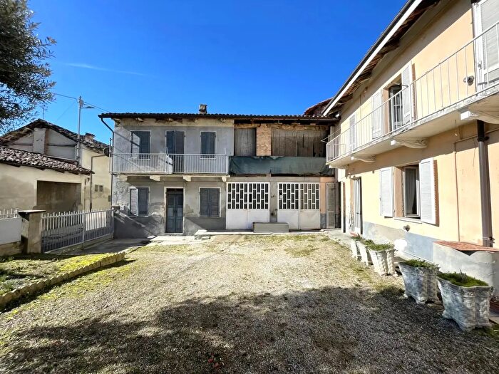 Casa con 5 locali in vendita in Vezza DAlba