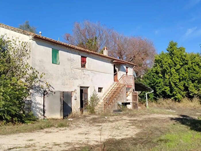 Casa con 10 locali in vendita in Camerano