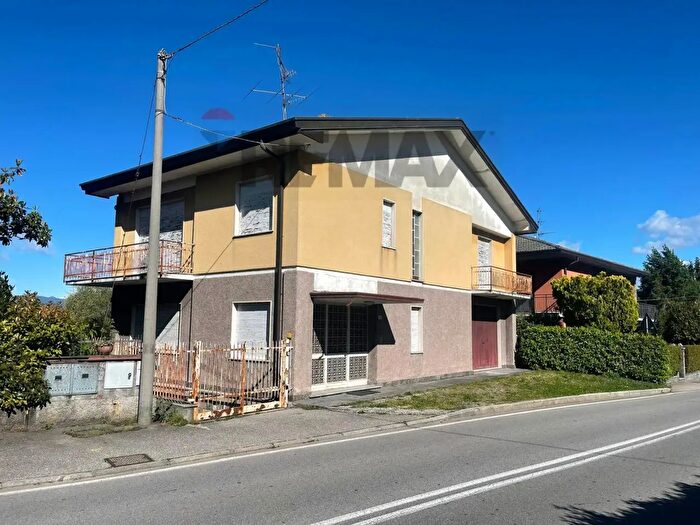 Casa con 7 locali in vendita in Via dello Sport, Gavirate