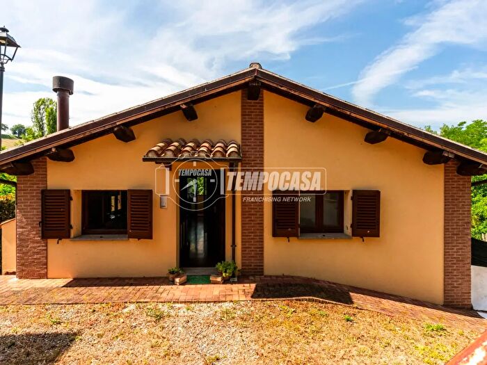 Casa quadrilocale in vendita in Via Piane, Matelica