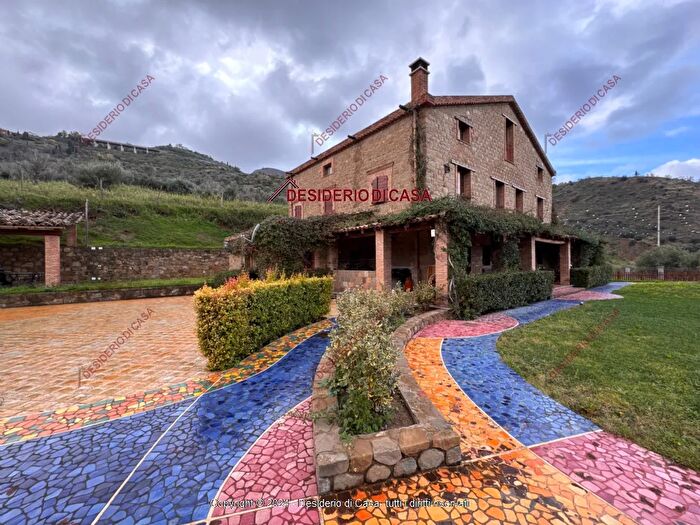 Casa con 14 locali in vendita in Ss Reitano Me Italia, Reitano