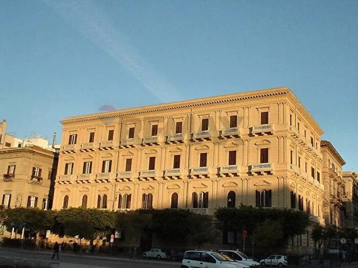 Appartamento con 6 locali in vendita in Piazza Castelnuovo, Palermo