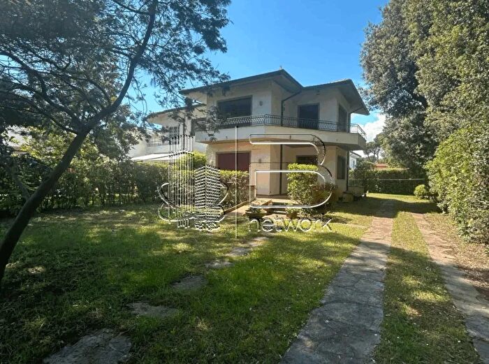 Casa con 8 locali in vendita in Pietrasanta