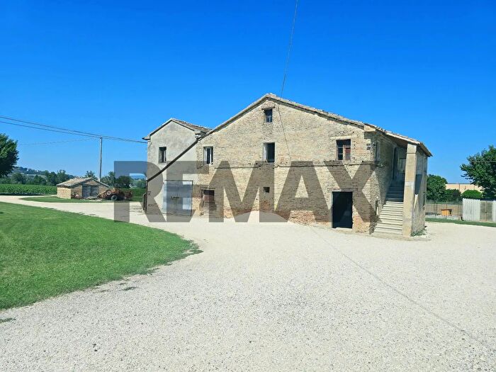 Casa con 15 locali in vendita in Recanati
