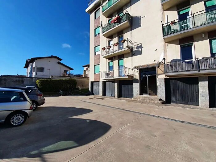 Appartamento trilocale in affitto in Via Piave, Locate Varesino