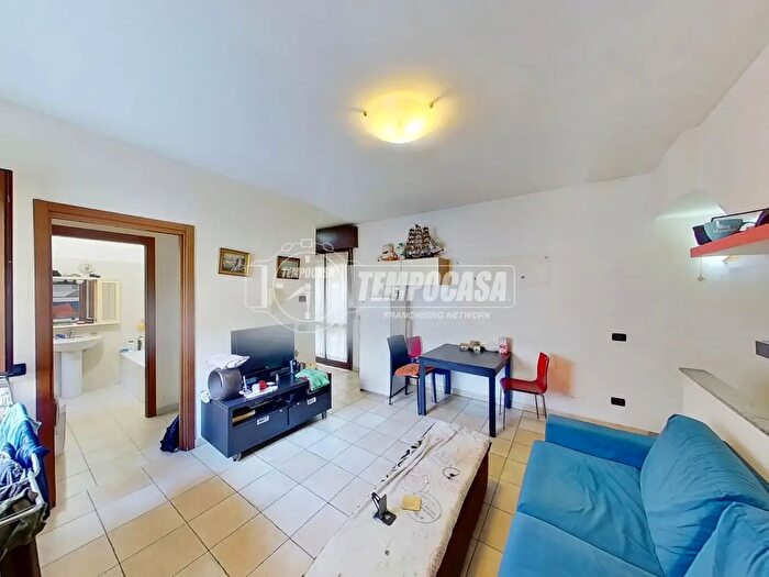 Appartamento trilocale in vendita in Via Giosuè Carducci, Cabiate