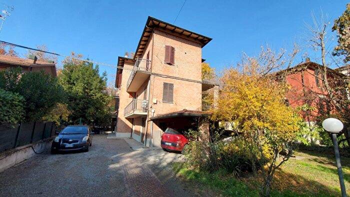 Casa con 13 locali in vendita in Via Serafino Serafini, Modena