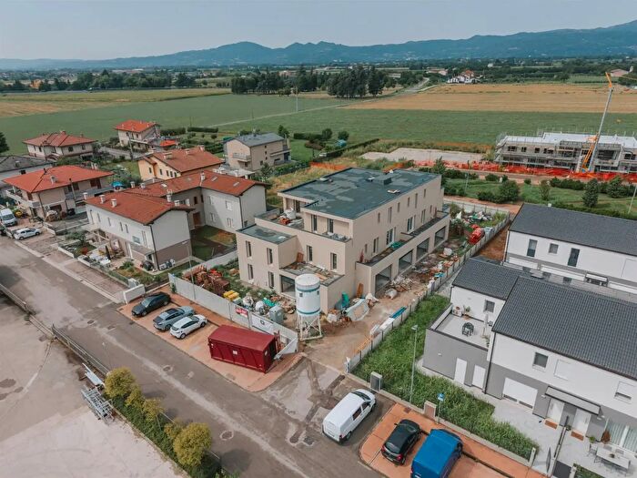 Appartamento con 5 locali in vendita in Via Perlasca, Thiene