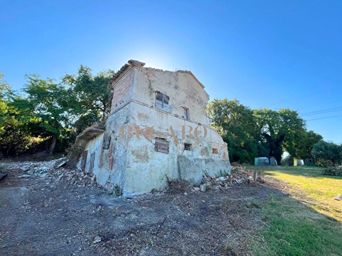Casa con 6 locali in vendita in Ancona