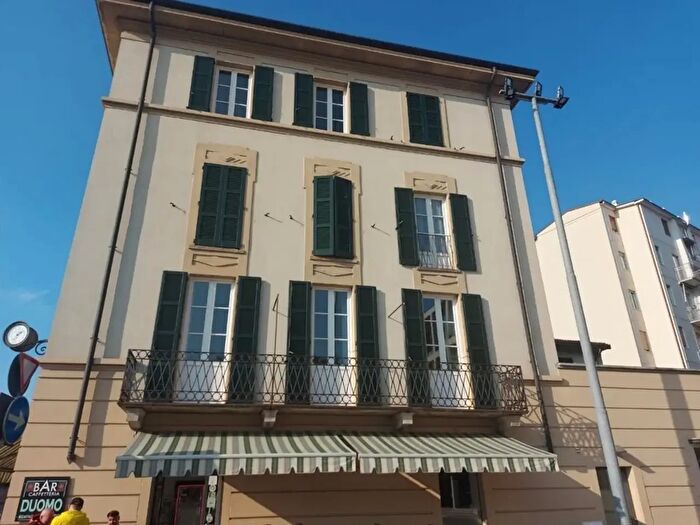 Appartamento trilocale in affitto in PZza del Popolo, Como