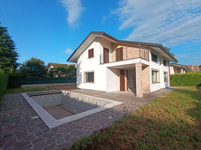 Casa con 5 locali in vendita in Via Prealpi, Casatenovo