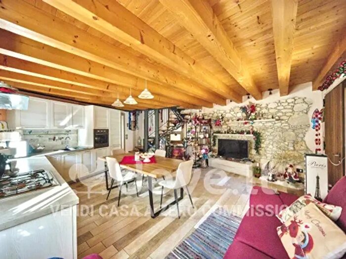 Casa con 6 locali in vendita in Via Calto, Villaga