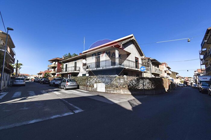 Casa con 12 locali in vendita in Via Lavina, Aci SantAntonio