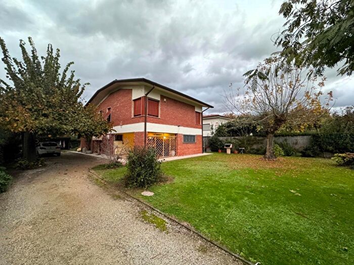 Casa con 7 locali in vendita in Forte Dei Marmi