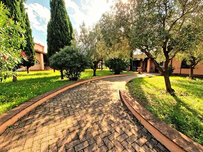 Casa con 8 locali in vendita in Via Montanara, Cecina