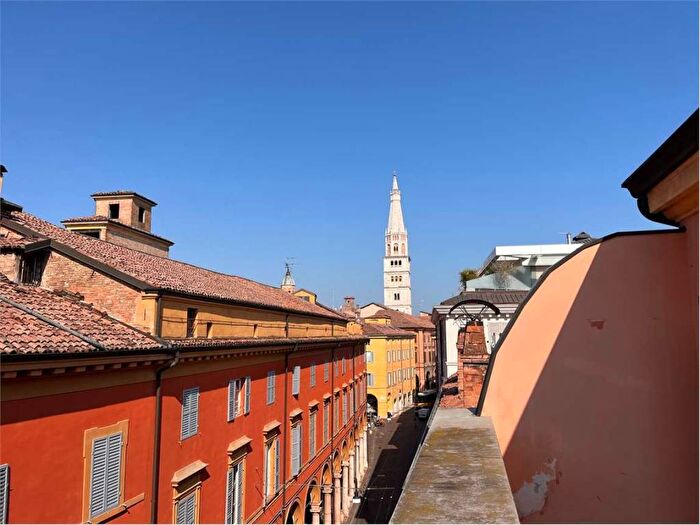 Casa quadrilocale in affitto in Via Donzi, Centro Storico, Modena