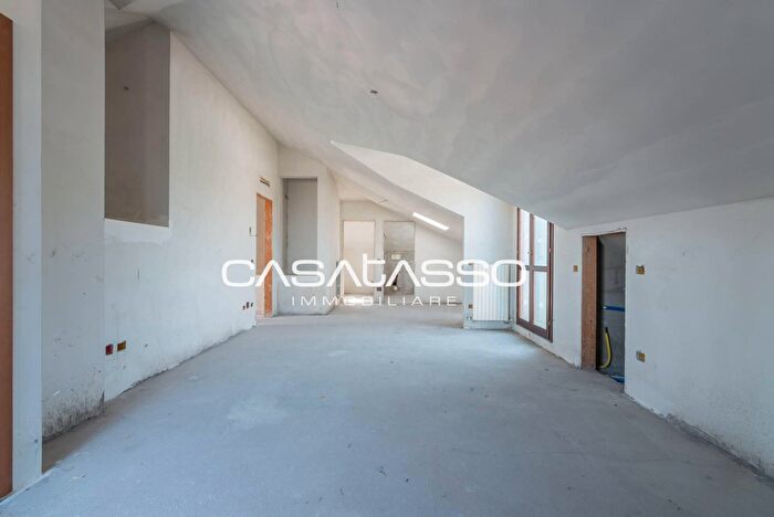 Appartamento quadrilocale in vendita in Via Ghino Valenti, Macerata