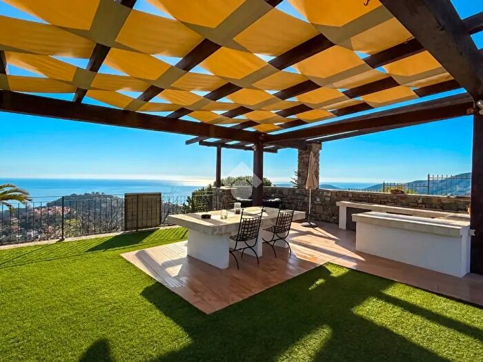 Casa con 8 locali in vendita in Strada Civezza, Imperia