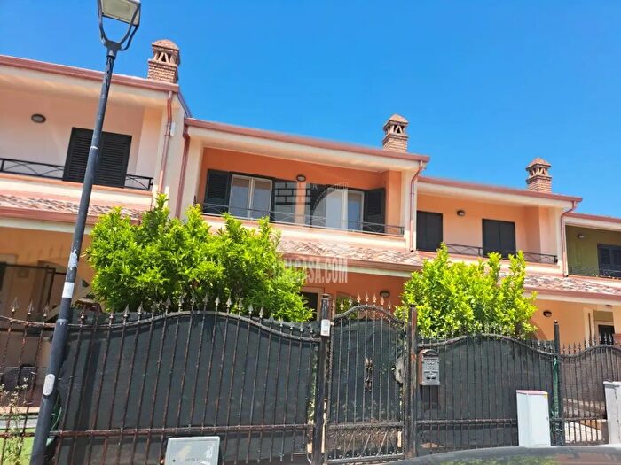 Casa quadrilocale in vendita in Via Indonesia, Crotone