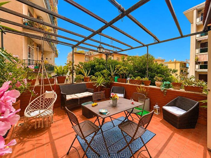Appartamento quadrilocale in affitto in Via Giuseppe Bonito, Vomero, Napoli