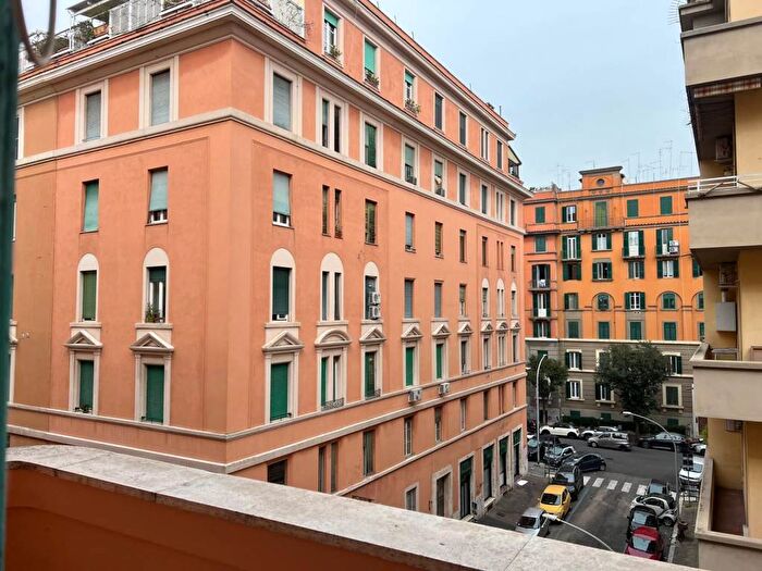 Appartamento trilocale in affitto in Via Ferento, Re di Roma, Roma