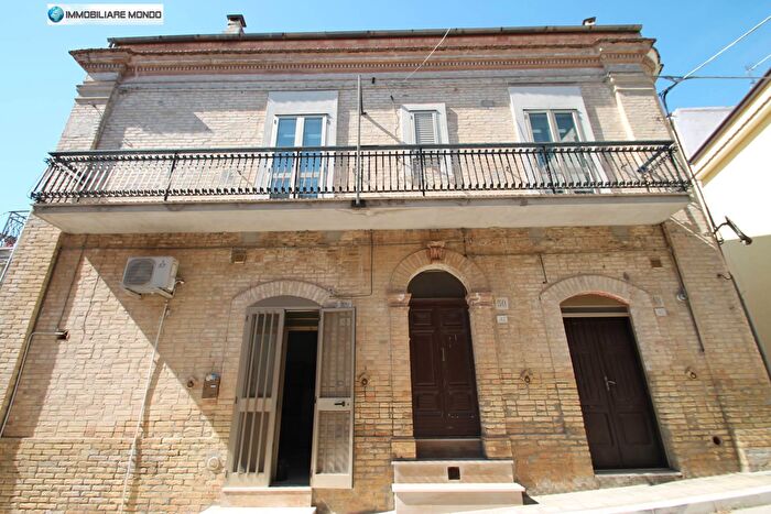 Casa con 6 locali in vendita in Via Commerciale, Ururi
