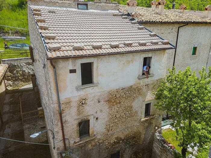 Appartamento con 10 locali in vendita in Santo Stefano Di Sessanio